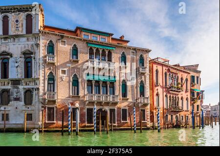 Mittelalterliche Fassaden und Gondeln auf dem Canal Grande in Venedig in Venetien, Italien Stockfoto