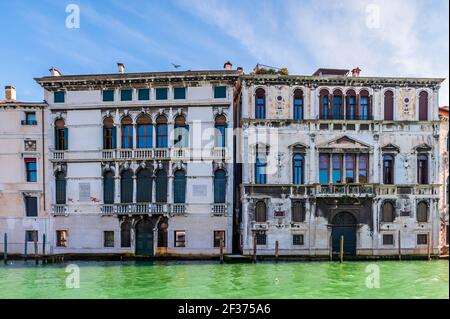 Mittelalterliche Fassaden und Gondeln auf dem Canal Grande in Venedig in Venetien, Italien Stockfoto