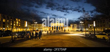 Berühmte Straße in Berlin - unter den Linden mit Brandenburg Tor Stockfoto