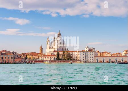 Rückseite der Basilika Santa Maria della Salute vom Canale della Giudecca in Venedig in Venetien, Italien Stockfoto