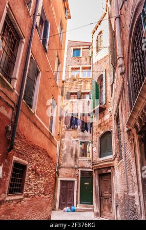 Typische schmale Gasse mit Hängewäsche, in Venedig, Venetien, Italien Stockfoto