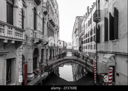 Kanal, der zur Seufzerbrücke im Hintergrund führt, in Venedig Italien Stockfoto