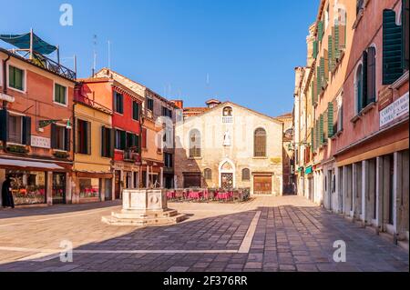 Campo San Toma und San Toma Kirche im Hintergrund im Viertel San Polo in Venedig in Venetien, Italien Stockfoto