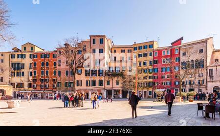 Fassaden von Gebäuden auf dem Campo del Ghetto nuovo im Ghetto Viertel in Venedig in Venetien, Italien Stockfoto