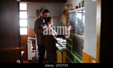 Porträt von traurigen armen reifen Paar drinnen zu Hause, Armut Konzept. Stockfoto