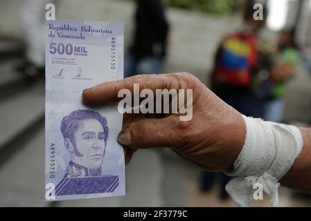 Caracas, Venezuela. März 2021, 15th. Ein Mann zählt die neuen Noten von 500.000 bolivares, der venezolanischen Währung. 500.000 bolivares entspricht 0,27 Cent USD Dollar zum heutigen Wechselkurs. Nach Angaben der venezolanischen Beobachtungsstelle für Finanzangelegenheiten betrug die Inflation im Februar 50,9 Prozent, während sie im Vergleich zum Vorjahr auf 4.311 Prozent stieg. Kredit: Jesus Vargas/dpa/Alamy Live Nachrichten Stockfoto