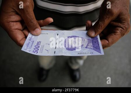 Caracas, Venezuela. März 2021, 15th. Ein Mann zählt die neuen Noten von 500.000 bolivares, der venezolanischen Währung. 500.000 bolivares entspricht 0,27 Cent USD Dollar zum heutigen Wechselkurs. Nach Angaben der venezolanischen Beobachtungsstelle für Finanzangelegenheiten betrug die Inflation im Februar 50,9 Prozent, während sie im Vergleich zum Vorjahr auf 4.311 Prozent stieg. Kredit: Jesus Vargas/dpa/Alamy Live Nachrichten Stockfoto