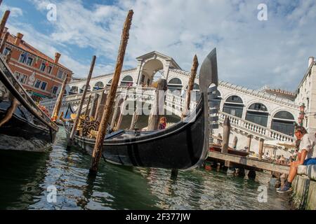 venedig italien juli 18 2020: rialto Marmorbrücke in venedig an einem wunderschönen sonnigen Tag Stockfoto