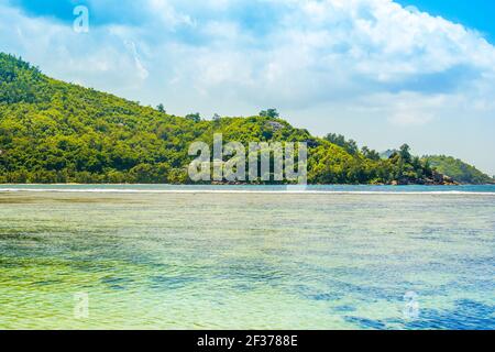 Wunderschöne tropische Landschaft mit grünen Hügeln an den Ufern des Indischen Ozeans, Seychellen Stockfoto