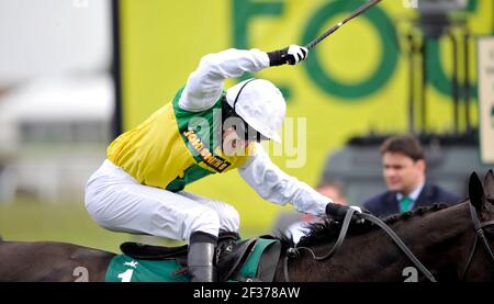 RENNEN IN AINTREE. 9/4/2010. DIE VERFOLGUNGSJAGD VON JOHN SMITH. TONY MCCOY AUF ALBERTAS KURZ VOR DEM SIEG BEI DER LETZTEN. BILD DAVID ASHDOWN Stockfoto