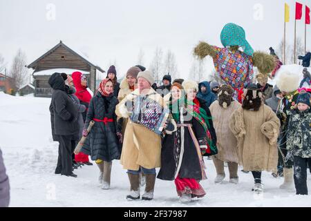 Dorf Semenkovo, Wologda, Russland - 13. März 2021: Feiertag der Fasching in Russland. Die Leute tragen eine Puppe, um verbrannt zu werden Stockfoto