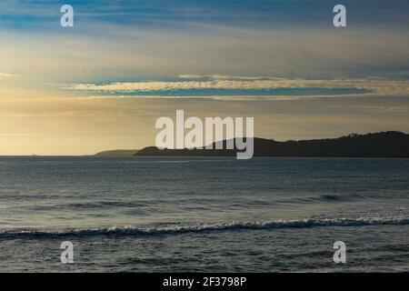 Ein Panoramablick über den atlantik zu einer Halbinsel in der Ferne vor der Südküste Englands in der Grafschaft Cornwall, außerhalb der Stadt S Stockfoto