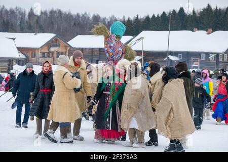 Dorf Semenkovo, Wologda, Russland - 13. März 2021: Feiertag der Fasching in Russland. Die Leute tragen eine Puppe, um verbrannt zu werden Stockfoto