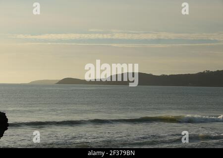 Ein Panoramablick über den atlantik zu einer Halbinsel in der Ferne vor der Südküste Englands in der Grafschaft Cornwall, außerhalb der Stadt S Stockfoto