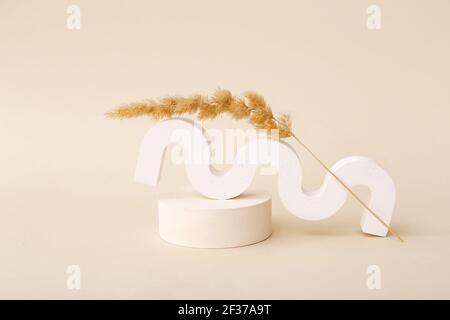 Abstrakte leere geometrische Form Podien für Produktpräsentation auf hellbeigem Hintergrund. Stockfoto