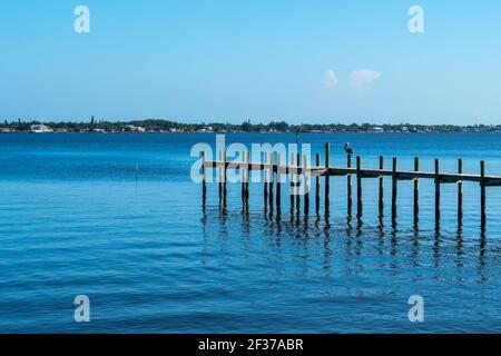 Pier und Promenade in der historischen Innenstadt von Stuart Florida, St. Lucie River, Hobe Sound, friedliches Wasser, blauer Intracoastal Waterway USA Stockfoto