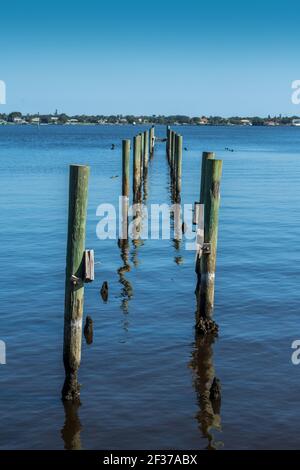 Pier und Promenade in der historischen Innenstadt von Stuart Florida, St. Lucie River, Hobe Sound, friedliches Wasser, blauer Intracoastal Waterway USA Stockfoto