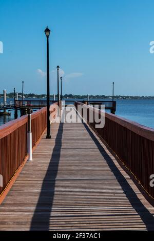 Pier und Promenade in der historischen Innenstadt von Stuart Florida, St. Lucie River, Hobe Sound, friedliches Wasser, blauer Intracoastal Waterway USA Stockfoto