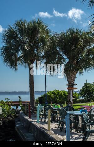 Im historischen Zentrum von Stuart, Florida. Szenen entlang der Straßen mit Schaufenstern, Restaurants und lokalen Hotels in der Hafenstadt im Osten Floridas Stockfoto