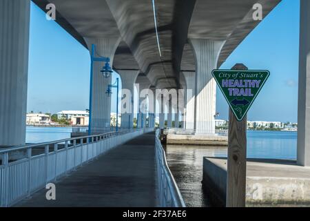 Im historischen Zentrum von Stuart, Florida. Szenen entlang der Straßen mit Schaufenstern, Restaurants und lokalen Hotels in der Hafenstadt im Osten Floridas Stockfoto