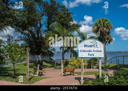 Im historischen Zentrum von Stuart, Florida. Szenen entlang der Straßen mit Schaufenstern, Restaurants und lokalen Hotels in der Hafenstadt im Osten Floridas Stockfoto