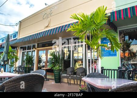 Im historischen Zentrum von Stuart, Florida. Szenen entlang der Straßen mit Schaufenstern, Restaurants und lokalen Hotels in der Hafenstadt in South East FL Stockfoto