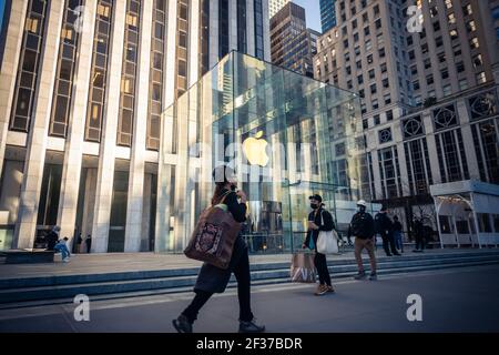 New York, USA. März 2021, 12th. Kunden und Mitarbeiter außerhalb des Apple Stores in der Fifth Avenue in New York am Freitag, den 12. März 2021. Die Geschäfte haben ein engagiertes Reinigungspersonal und sind mit Masken, Desinfektionsmitteln und iPhones bestückt, (Foto von Richard B. Levine) Kredit: SIPA USA/Alamy Live News Stockfoto