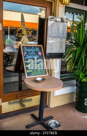 Tafel-Schild mit Menü für Restaurant auf einem Tisch außerhalb in der Nähe des Eingangs des Geschäfts - Historic Downtown Stuart FL, Hoba Sound Stockfoto