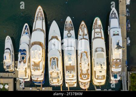 Super Yachts vertäut in Rybovich Superyacht Marina in West Palm Beach Florida Stockfoto