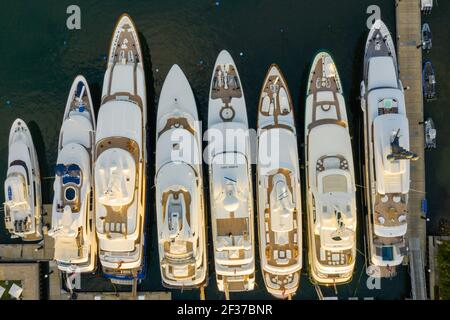 Super Yachts vertäut in Rybovich Superyacht Marina in West Palm Beach Florida Stockfoto