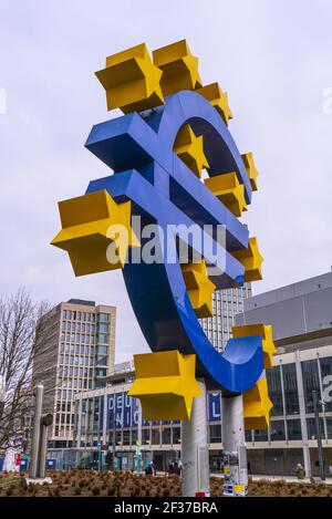 Riesen-Euro-Symbol auf dem Willy-Brandt-Platz in Frankfurt Stockfoto