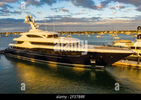 Super Yachts vertäut in Rybovich Superyacht Marina in West Palm Beach Florida Stockfoto