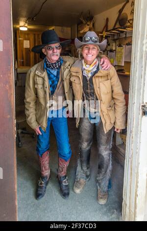 Zwei Cowhände, eine Frau und ein Mann, Mitarbeiter auf einer Bude Ranch Stockfoto