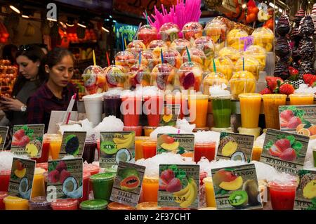 BARCELONA, SPANIEN - 10. MÄRZ 2018: Frisches Obst Säfte, Smoothies und Salate Stand auf dem berühmten Barcelona Food Market La Boqueria Stockfoto