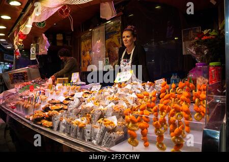 BARCELONA, SPANIEN - 10. MÄRZ 2018: Meeresfrüchte-Tapas-Stand auf dem berühmten Barcelona Food Market La Boqueria Stockfoto
