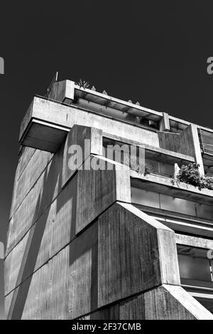 Alexandra Road Estate Gebäude und Gehweg im Brutalistischen Stil in Swiss Cottage, London, Großbritannien Stockfoto