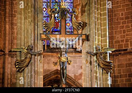 BARCELONA, SPANIEN - 10. MÄRZ 2018: Kruzifix mit Engeln in der Kathedrale des Heiligen Kreuzes und St. Eulalia. Stockfoto