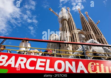 BARCELONA, SPANIEN - 12. MÄRZ 2018: Barcelona Stadtrundfahrt Touristenbus in der Nähe der berühmten Basilika Sagrada Familia noch nicht fertig Arbeit von Gaudi Stockfoto