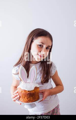 Portrait von gir hält Osterbrot auf Stand vor ihr Stockfoto