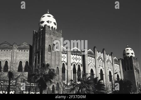 Ehemalige Stierkampfarena La Monumental Gebäude außen im modernistischen Eixample Viertel von Barcelona, Katalonien, Spanien. Schwarz weiß historisches Foto Stockfoto