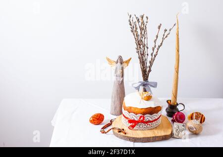 Osterkuchen und bunte Eier auf weißem Hintergrund Stockfoto