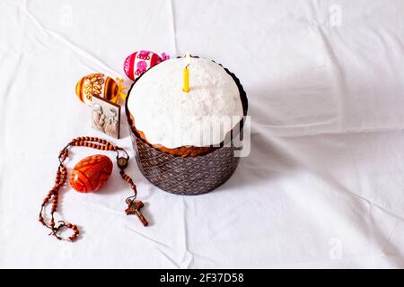 Osterkuchen und bunte Eier auf weißem Hintergrund Stockfoto