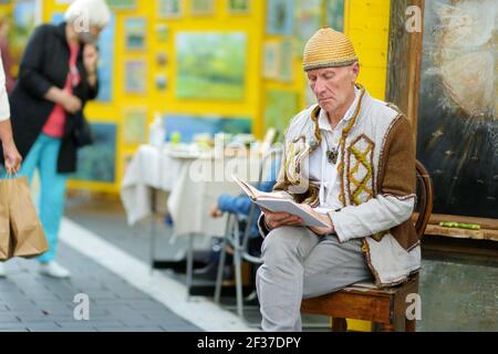 VILNIUS, LITAUEN - 5. SEPTEMBER 2020: Künstler verkaufen ihre Bilder auf der Nationenmesse, wo Meister aus den nationalen Gemeinschaften Litauens pres Stockfoto