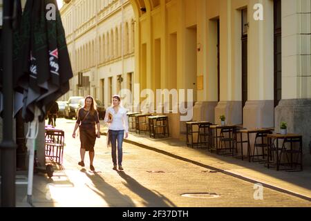 VILNIUS, LITAUEN - 20. AUGUST 2020: Stadtbewohner und Touristen bummeln auf der Didzioji-Straße, der ältesten und extravagantesten Straße der Altstadt Stockfoto