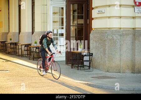 VILNIUS, LITAUEN - 20. AUGUST 2020: Stadtbewohner und Touristen bummeln auf der Didzioji-Straße, der ältesten und extravagantesten Straße der Altstadt Stockfoto