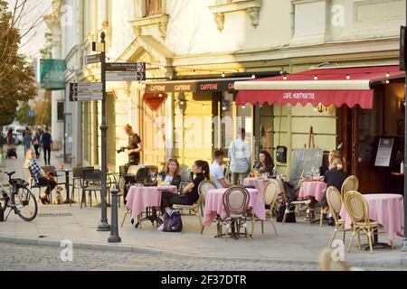 VILNIUS, LITAUEN - 20. AUGUST 2020: Enge Gassen der Altstadt von Vilnius, einer der größten erhaltenen mittelalterlichen Städte in Nordeuropa, U Stockfoto