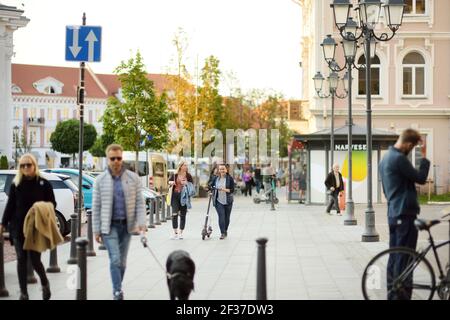 VILNIUS, LITAUEN - 20. AUGUST 2020: Stadtbewohner und Touristen bummeln auf der Didzioji-Straße, der ältesten und extravagantesten Straße der Altstadt Stockfoto