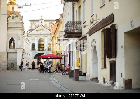 VILNIUS, LITAUEN - 20. AUGUST 2020: Stadtbewohner und Touristen bummeln auf der Didzioji-Straße, der ältesten und extravagantesten Straße der Altstadt Stockfoto