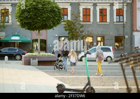 VILNIUS, LITAUEN - 20. AUGUST 2020: Stadtbewohner und Touristen bummeln auf der Didzioji-Straße, der ältesten und extravagantesten Straße der Altstadt Stockfoto