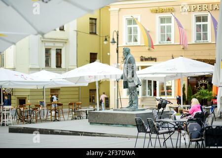 VILNIUS, LITAUEN - 20. AUGUST 2020: Enge Gassen der Altstadt von Vilnius, einer der größten erhaltenen mittelalterlichen Städte in Nordeuropa, U Stockfoto